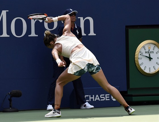 Simona Halepová mlátí vztekle raketou v utkání prvního kola US Open proti Kaie...