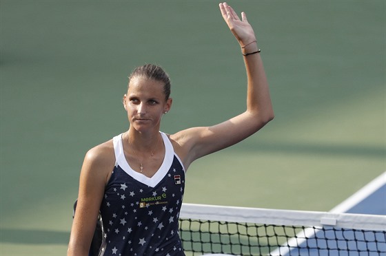 Karolína Plíková zdraví diváky po výhe v prvním kole na US Open.