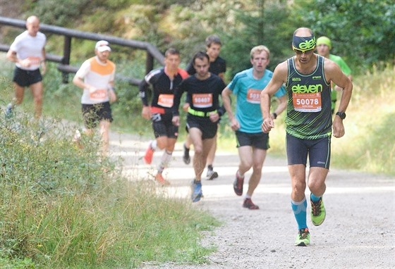 David Pecina (v popedí) se stal vítzem vytrvaleckého závodu Jizerská 50 RUN.