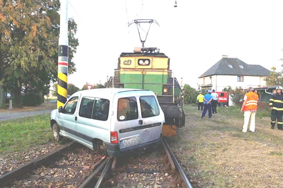 V obci Malšice na Táborsku se v pondělí ráno střetl na přejezdu vlak s osobním...