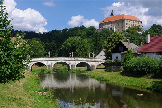 Barokní most pes Oslavu a zámek v Námti