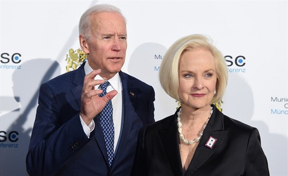 Bývalý viceprezdient USA Joe Biden a Cindy McCainová (17. února 2018)