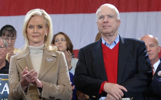 Senátor John McCain s manelkou Cindy na archivním snímku z roku 2008