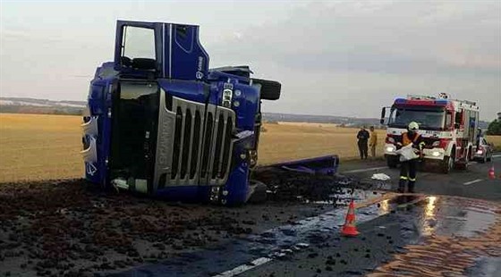 Kamion s uhlím se při jízdě od Koclířova k Lačnovu převrátil ve snaze vyhnout...