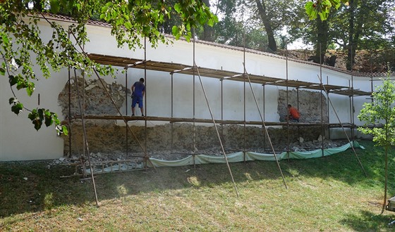 Práce na nové fasád pardubického zámku zaaly.