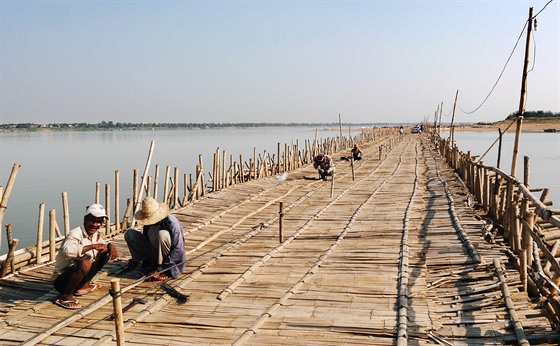 Oprava bambusového mostu pes eku Mekong v kambodském Kampong Chamu