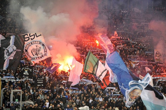 CURVA NORD. Ultras Lazia ím pi utkání italské fotbalové ligy.