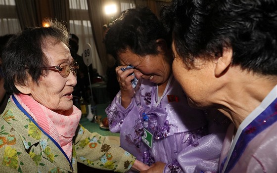 Po tém�� sedmdesáti letech se poprvé setkali p�íbuzní, které rozd�lila korejská...