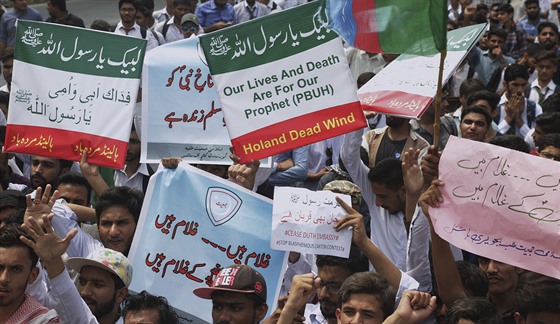 Pákistánem zmítají protesty proti souti karikatur proroka Mohameda (29. 8....