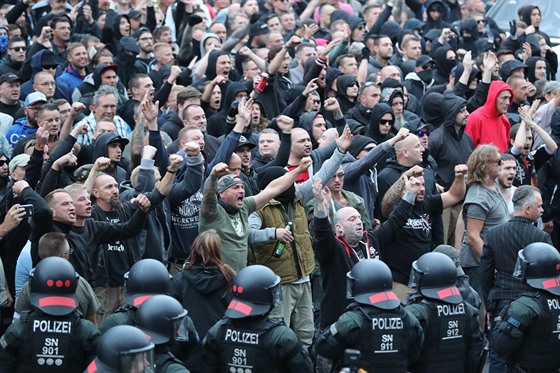 V Chemnitzu nedaleko eských hranic tisíce lidí protestují kvli nedlnímu...