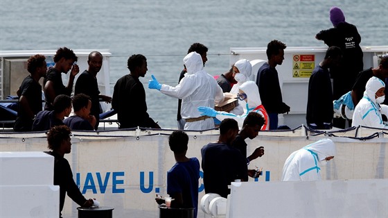 Migranti ekající na vylodní z Diciotti v sicilském pístavu Katánie (22....