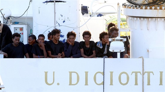Migranti čekající na vylodění z Diciotti v sicilském přístavu Katánie (22....