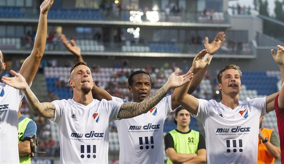 Fotbalisté Baníku Ostrava kynou fanoukm po vítzství v Olomouci. Zleva...