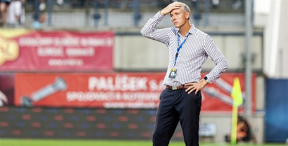 Olomoucký trenér Václav Jílek se drí za hlavu bhem utkání s Ostravou.