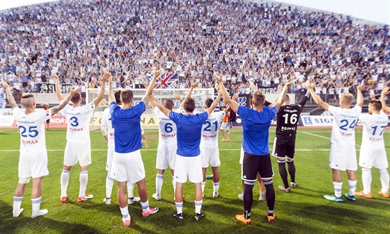 Ostravští fotbalisté oslavují s fanoušky vítězství v Olomouci.