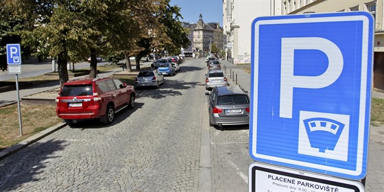 Placené parkoviště smí město označit jedině značkou se symbolem parkovacích...