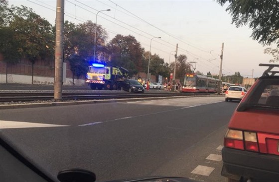 U modřanské zastávky Čechova čtvrť se samovolně rozjelo osobní auto a zastavilo...
