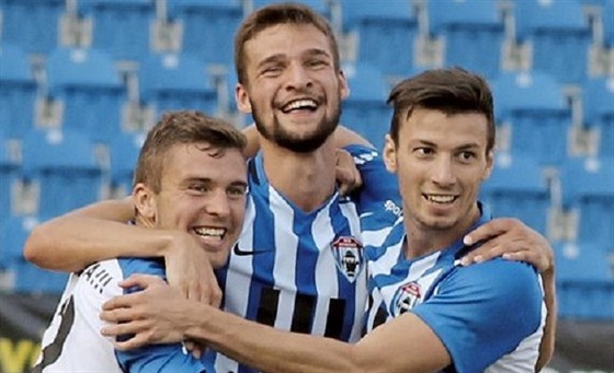 Matj Konal (vpravo) se raduje z gólu Vítkovic, který vstelil Martin Macej...