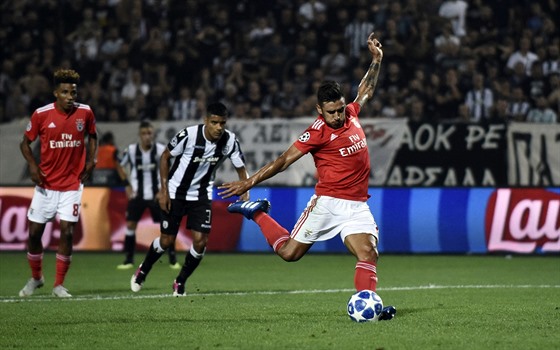 Eduardo Salvio z Benfiky Lisabon promuje penaltu v utkání proti PAOK Solu.