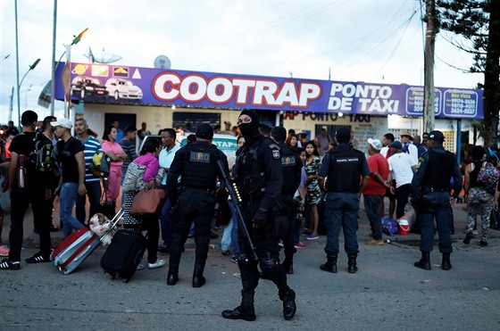 Policisté kontrolují venezuelské imigranty v brazilském pohraniním msteku...