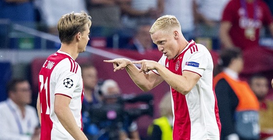 Donny van de Beek (vpravo) z Ajaxu slaví gól v zápase s Dynamem kyjev.