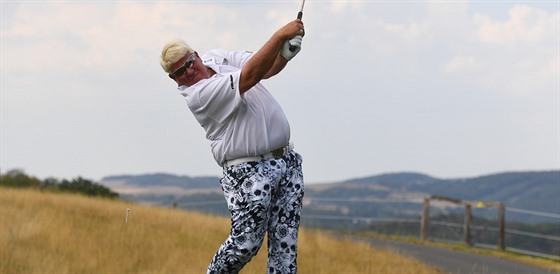 Zkuený Amerian John Daly bhem prvního dne golfového Czech Masters.