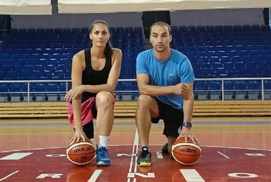 Basketbalistku Andreu Sládkovou a jejího partnera Petra Horáka zavál osud do...