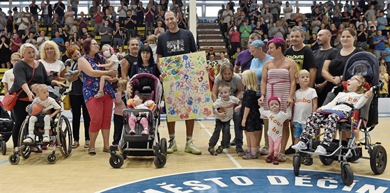 Legend dínského basketbalu Jakubu Houkovi eenému Kouba dkovaly i...