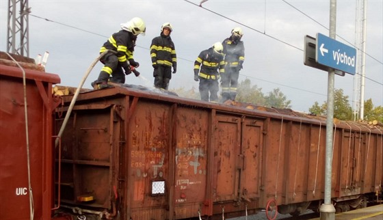 Na nákladním vlaku vzplálo devo, tra u Prahy ráno stála (24.8.2018)