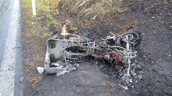 Po sráce osobního vozu s motorkou na umpersku zaalo hoet palivo, které...