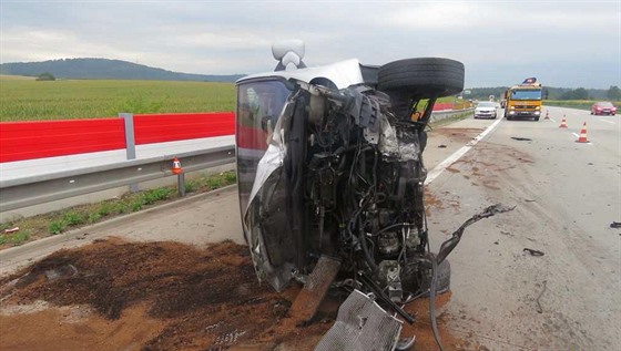 Na dálnici D1 se poblíž Hranic střetla dodávka s osobním autem a poté narazila...
