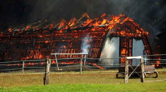 Požár zničil stáje pro koně i zemědělskou techniku v Jívce na Trutnovsku...