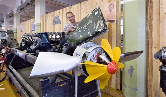 Pavel Šercl s klapkou z křídla letadla Aero, které havarovalo v roce 1948 na...
