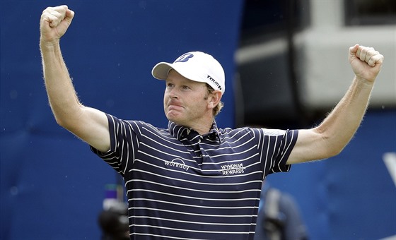 Americký golfista Brandt Snedeker slaví vítzství na turnaji Wyndham...