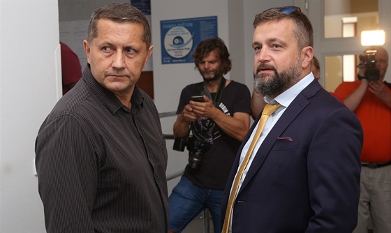 Vladimír Slavotínek (vlevo) u plzeňského okresního soudu.