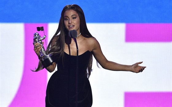 Ariana Grande na cenách MTV Video Music Awards. Uspla s klipem k písni No...