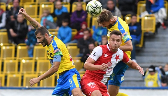 Hlavikový souboj ve sloení (zleva): Admir Ljevakovi, Stanislav Tecl, Jan...