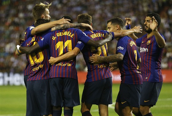Fotbalisté Barcelony se radují z gólu, který Valladolidu vstelil Ousmane...