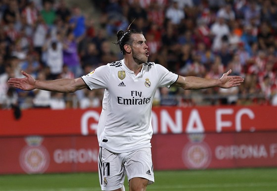 Gareth Bale (Real Madrid) oslavuje gól do sítě Girony.