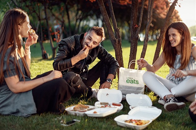 Uber Eats se vrací na český trh. Na druhý pokus chce dobýt rozvoz jídla