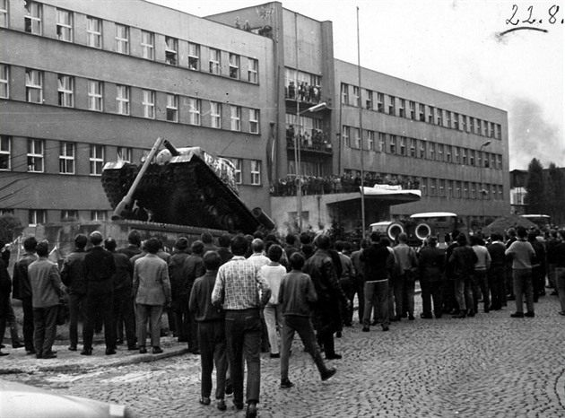 Strený památník tanku v Horské ulici v Trutnov v srpnu 1968.