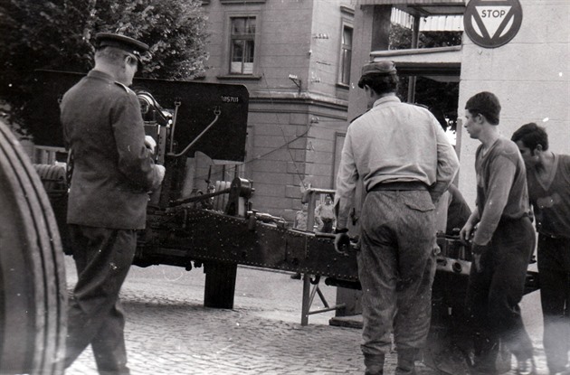 Maminko, proč mají tanky? Turnov okupantům odolával, v Liberci létala rajčata