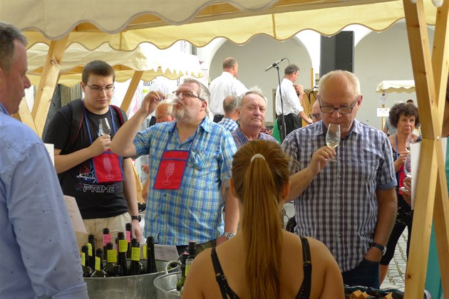 Festival vína 2018 nabízí jeho ochutnávky na nádvoí i v dalích prostorách...