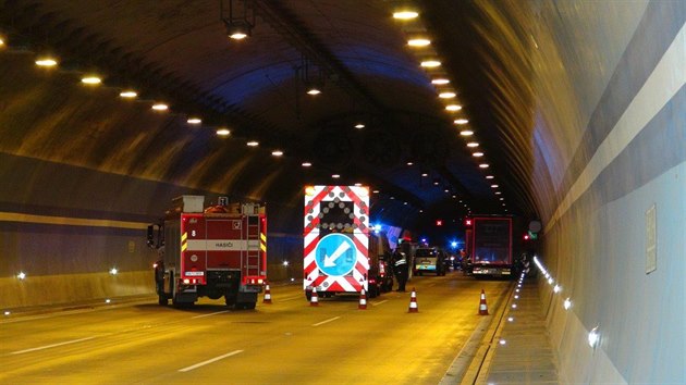 Lochkovský tunel uzavela nehoda kamionu a osobního auta (20.8.2018)