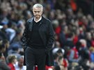 VÝMLUVNÝ POHLED. Kou Manchesteru United José Mourinho pi utkání s Tottenhamem.