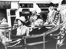 Britská královna Albta II. a japonský císa Hirohito pijídí do...