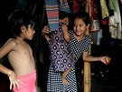 Rohingské dti v bangladéském uprchlickém táboe  Kutupalong, kde ijí po...
