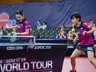 Japonská dvojice Miu Hiranová (vpravo), Hina Hajatová se na Czech Open v...