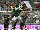Philipp Bargfrede z Werderu Brémy vyzrál v hlavikovém souboji na protivníka z...
