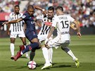 Kylian Mbappé z PSG se prodírá obranou Angers.